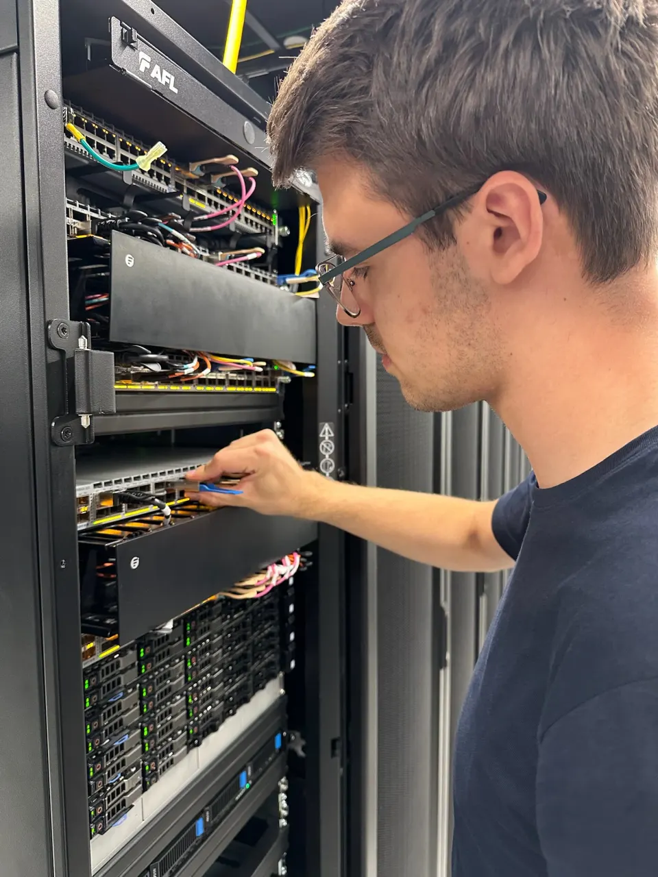 Jesse Schokker, co-fondateur et CTO de Serverside.com, au travail sur l'une de nos baies de serveurs