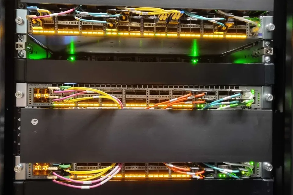 Wem gehört das Internet? Eine Anfrage, Hop für Hop verfolgt